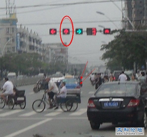 闯红灯的出租车.jpg