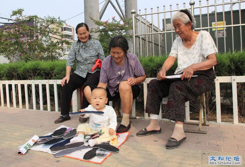 买鞋垫嘛（2012.9.24阜阳市人民路最小的售货员）.JPG