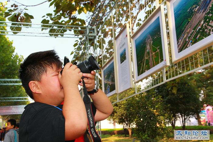 老记者俯瞰颍淮 小记者仰拍摄展.JPG