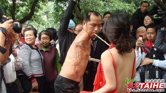 无臂男以笔做手在美女胸写阻买房.jpg